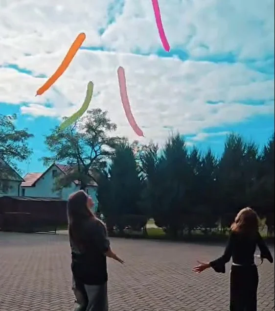 Przerwa inna niż wszystkie, balonowa fiesta na boisku szkolnym